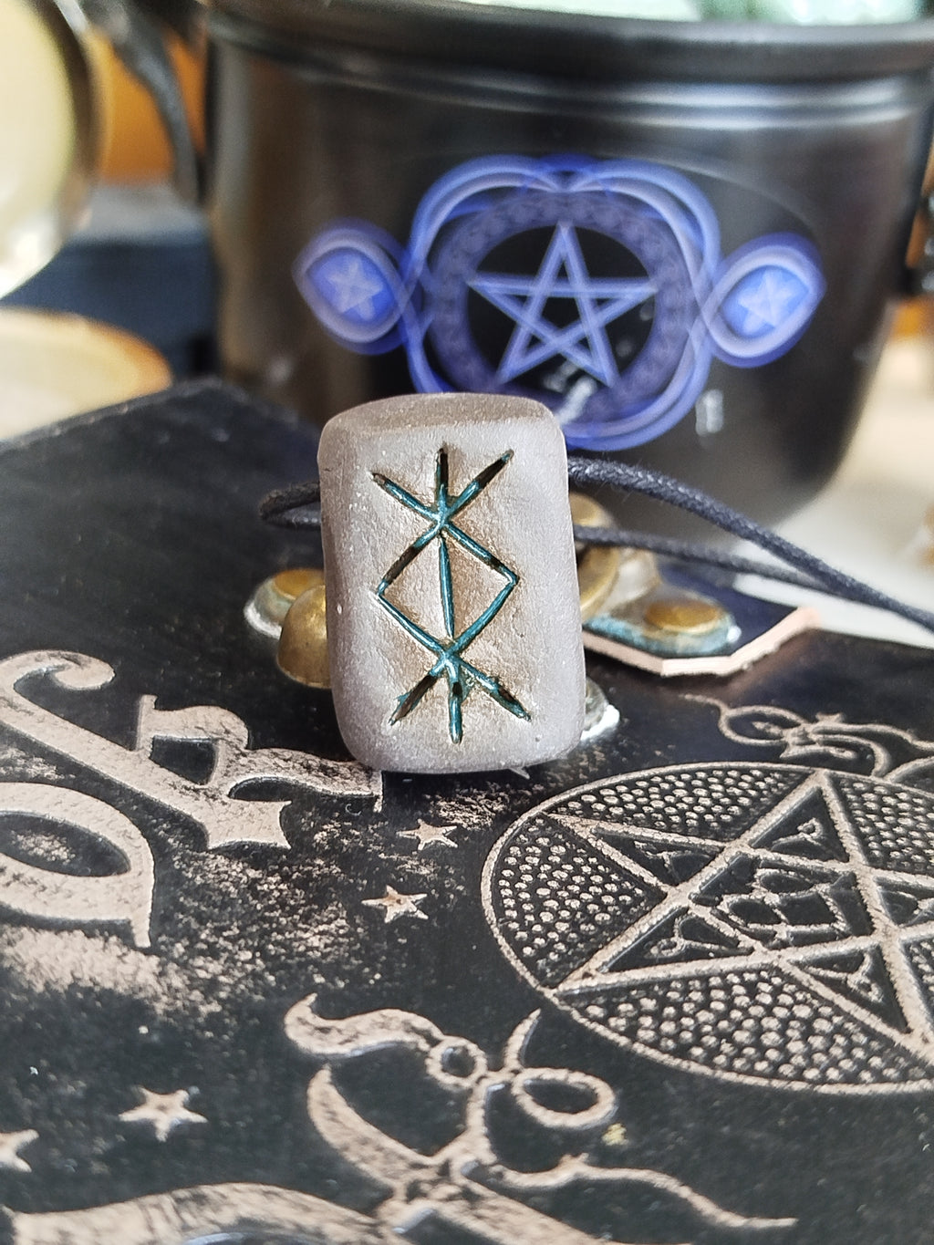 Talisman en grès noir et émail vert, façonné à la main avec intention pour offrir un ancrage spirituel et une protection inébranlable.