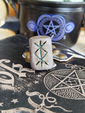Talisman en grès noir et émail vert, façonné à la main avec intention pour offrir un ancrage spirituel et une protection inébranlable.