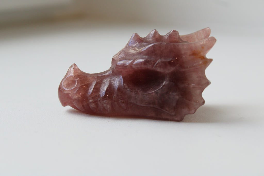 Laissez ce magnifique dragon de quartz fraise veiller sur vous, combinant la fidélité éternelle du gardien à l'éclat bienveillant de l'amour.