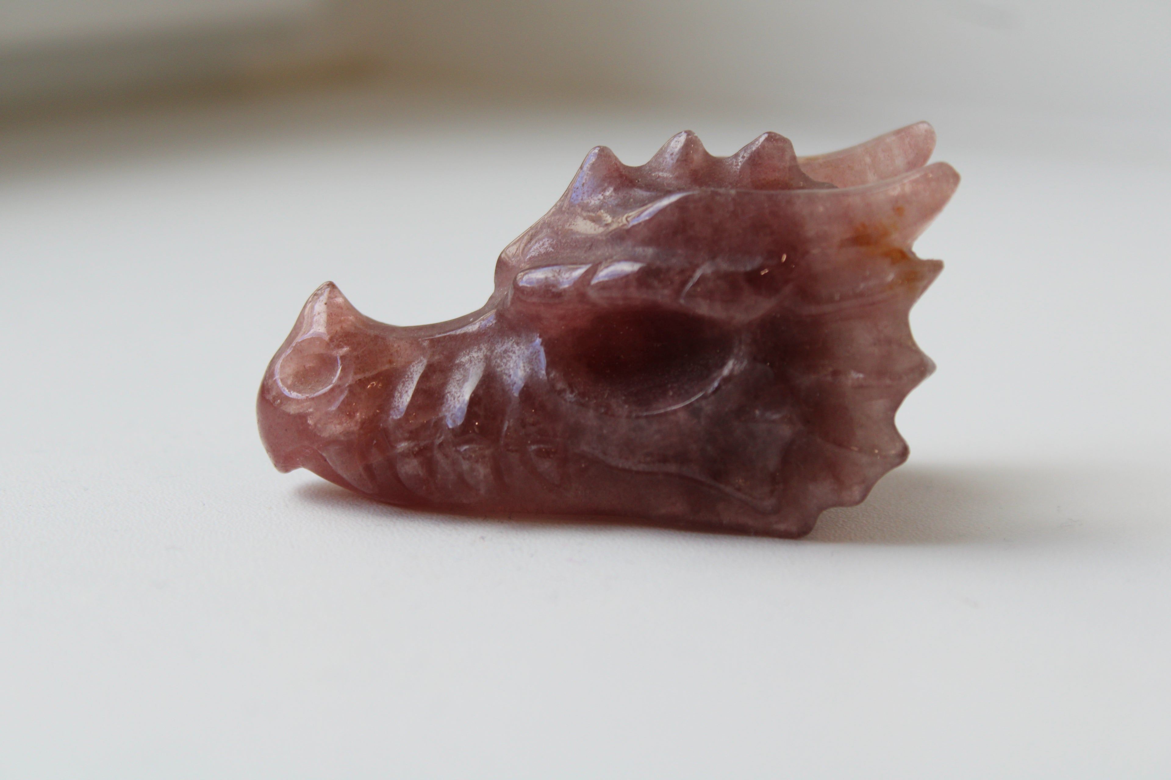 Laissez ce magnifique dragon de quartz fraise veiller sur vous, combinant la fidélité éternelle du gardien à l'éclat bienveillant de l'amour.