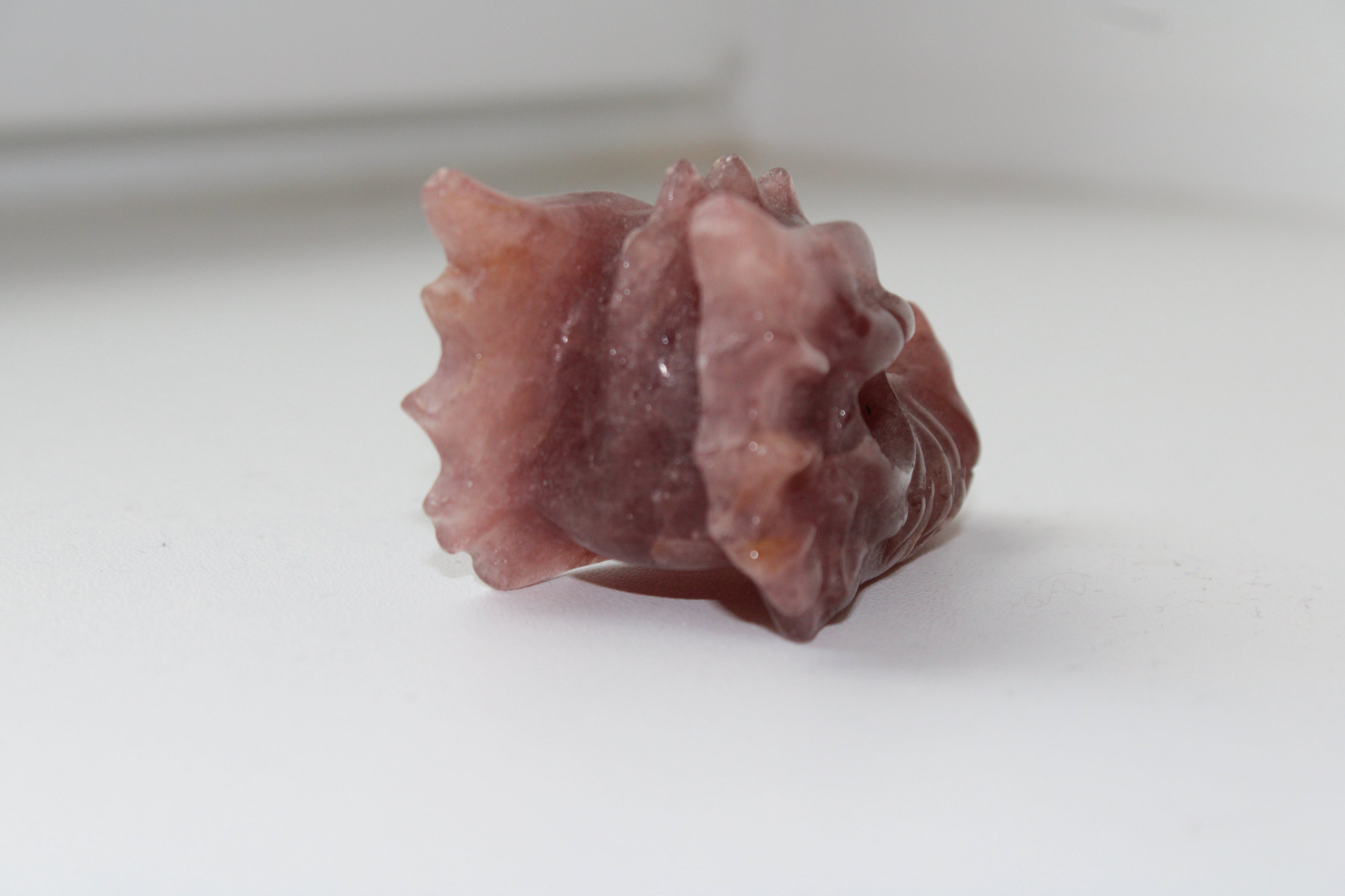 Laissez ce magnifique dragon de quartz fraise veiller sur vous, combinant la fidélité éternelle du gardien à l'éclat bienveillant de l'amour.